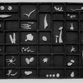 "Normes" 2011, 98 x 60 x 5 εκ. Πηλός υψηλής θερμοκρασίας (stoneware), υάλωμα 1200°C.