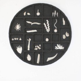 "Normes II" 2011, ⌀47 x 5 εκ. Πηλός υψηλής θερμοκρασίας (stoneware), υαλώματα 1200°C.