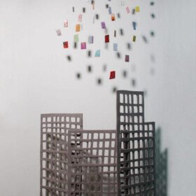 "Απο-δράσεις" 2012, 240 x 98 x 45 εκ.
Πηλός υψηλής θερμοκρασίας,μπαντανάδες, υαλώματα 1200°C..