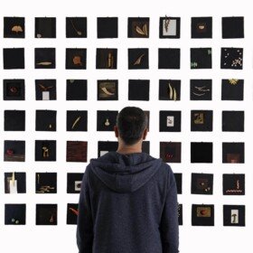 "Επι-τοίχια συναισθήματα" 2012, 250 x 140 x 5 εκ. Πηλός υψηλής θερμοκρασίας, μπαντανάδες, υαλώματα, 1200°C, μεταλλικό σύρμα