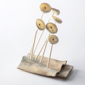 ΧΟΡΕΥΟΝΤΑΣ ΣΤΟΝ ΑΝΕΜΟ Ι 34x26x17 πηλός stoneware, πορσελάνη χρωματισμένη 1240°C....