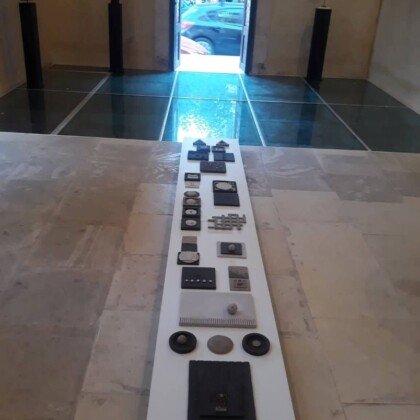 . “Εμπειρίες” 300 x 47 x 4 εκ, πηλός stoneware, μπαντανάδες 1200°C, στην έκθεση “Γεωμετρικοί Ανασχηματισμοί” Βενετσιάνικος ναός Αγίου Ρόκκου – Χανιά . “Εμπειρίες” 300 x 47 x 4 εκ, πηλός stoneware, μπαντανάδες 1200οC, στην έκθεση “Γεωμετρικοί Ανασχηματισμοί” Βενετσι...